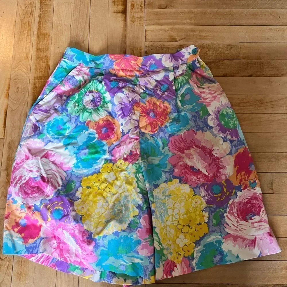 Vintage Floral Multicolor shorts, size ladies 12.